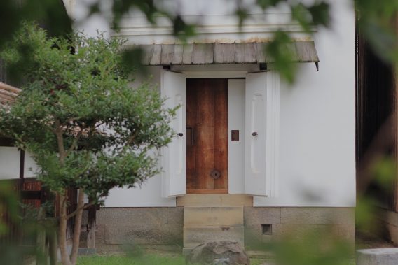 古い日本家屋の土蔵。日本の伝統的な建築様式の一つで、木枠と外壁を土壁とし、漆喰などで仕上げています。